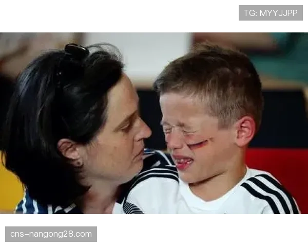 特写:看台上的南特小球迷在球队丢球后掩面哭泣 特写:看台上的南特小球迷在球队丢球后掩面哭泣