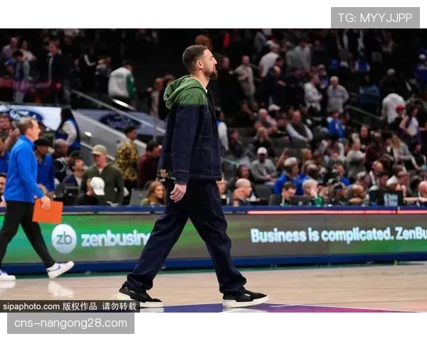 特写：老将康利在明尼苏达主场接受观众长达一分钟的致敬掌声